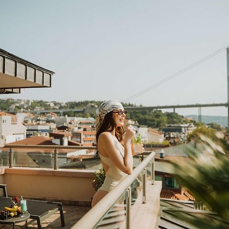 Radisson Blu Bosphorus Hotel Istanbul Luaran gambar A woman on a balcony