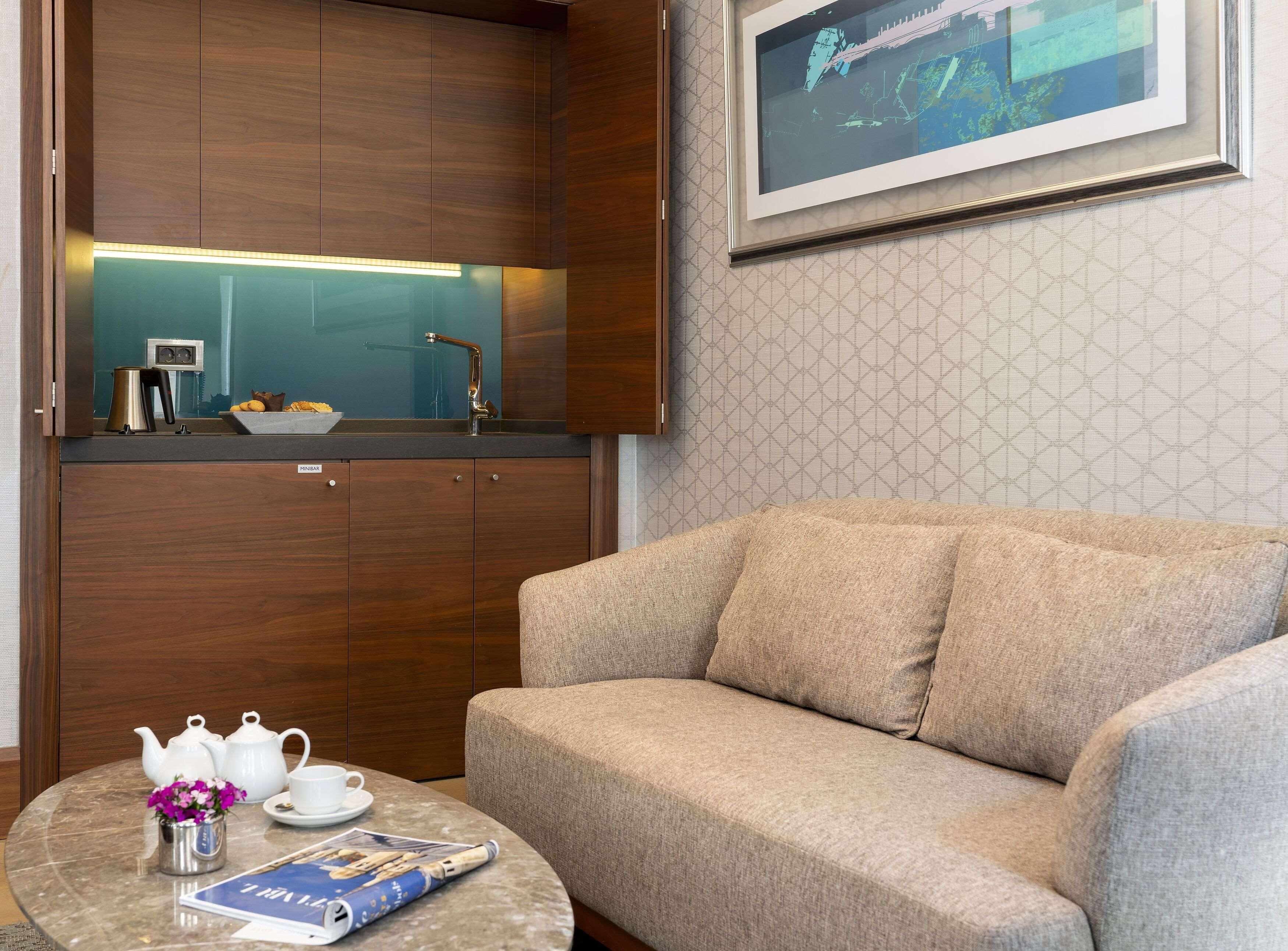 Radisson Blu Bosphorus Hotel Istanbul Luaran gambar A living room in a suite at the hotel