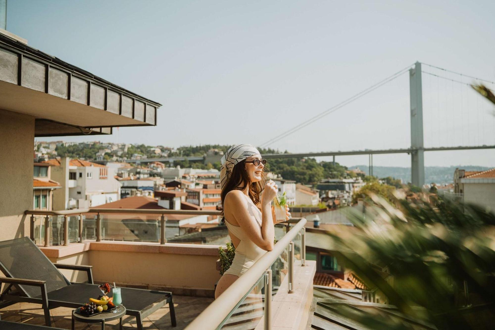 Radisson Blu Bosphorus Hotel Istanbul Luaran gambar A woman on a balcony